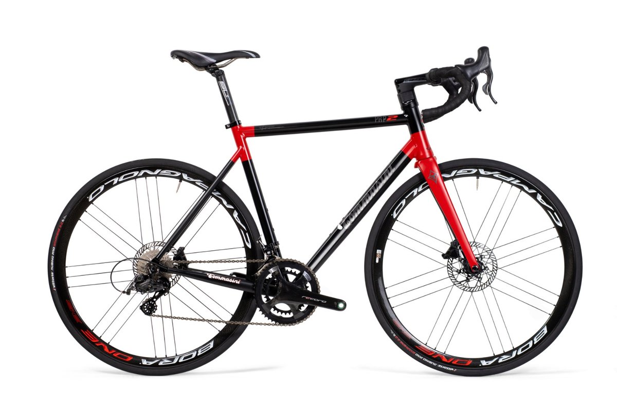 Tommasini_Bikes's tweet photo. #PRP2
Dalla produzione Tommasini: PRP2, la più aggressiva delle attuali Tommasini. Telaio in alluminio leggero, scattante, reattivo, con tutti i fili a scomparsa per una migliore aerodinamicità, ideale per le competizioni! Fatto in Italia 🇮🇹 https://t.co/4a5VF8SG59