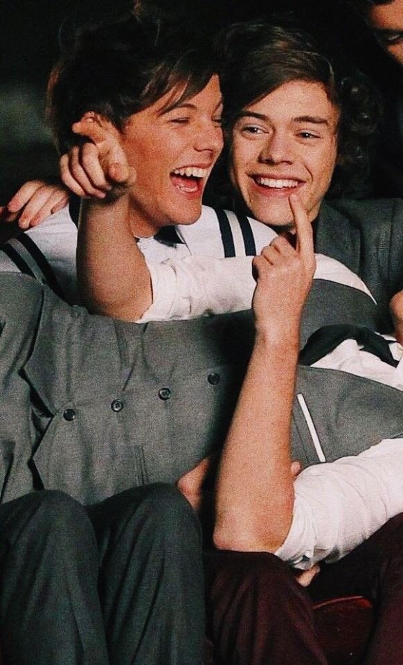 harry looking at louis
