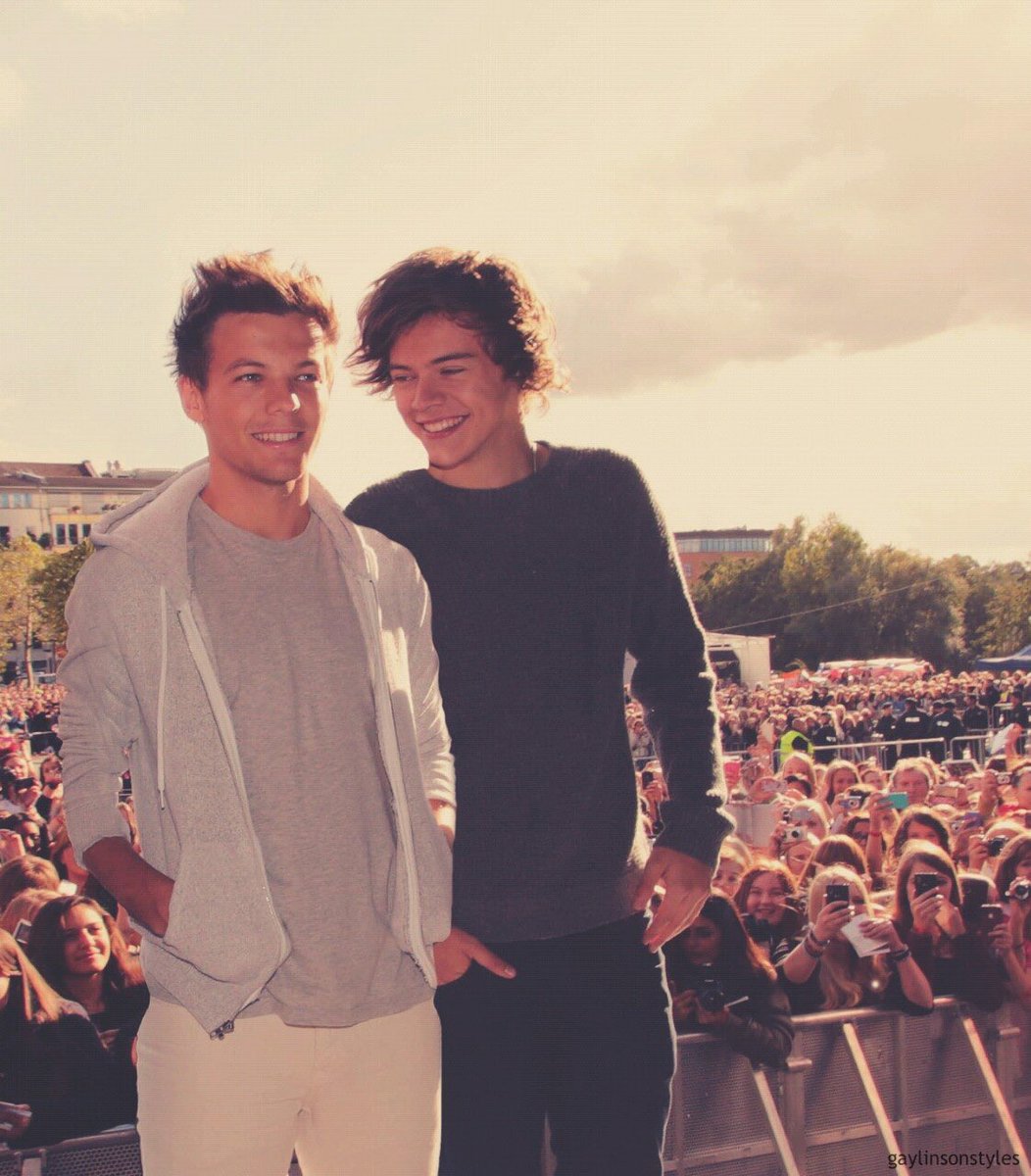 harry looking at louis