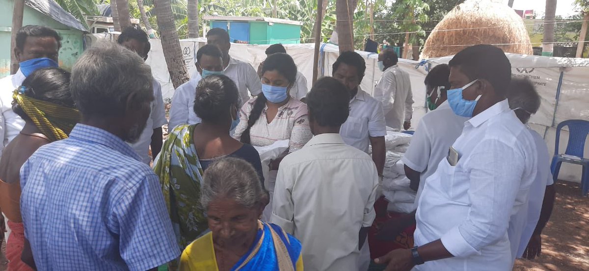 SanjanaVijayak1's tweet photo. Distribution for the people in need 
When doctors work hard for curing Covid 19 , AIADMK is working hard to feed the people of their state and abolish hunger 🌱#SupportAIADMK https://t.co/4B83SDv6SW