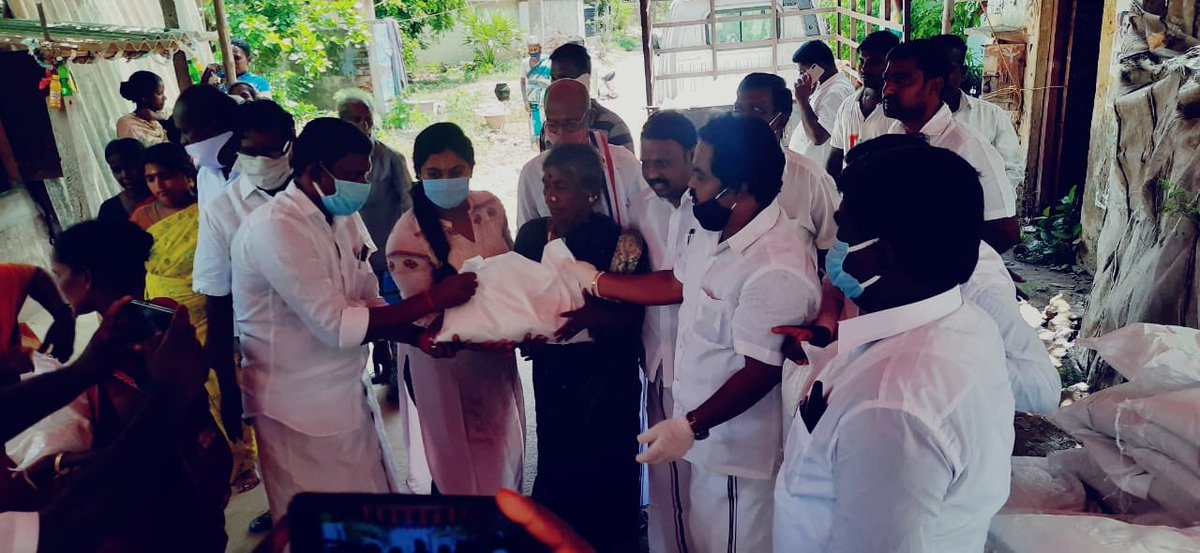 SanjanaVijayak1's tweet photo. Distribution for the people in need 
When doctors work hard for curing Covid 19 , AIADMK is working hard to feed the people of their state and abolish hunger 🌱#SupportAIADMK https://t.co/4B83SDv6SW