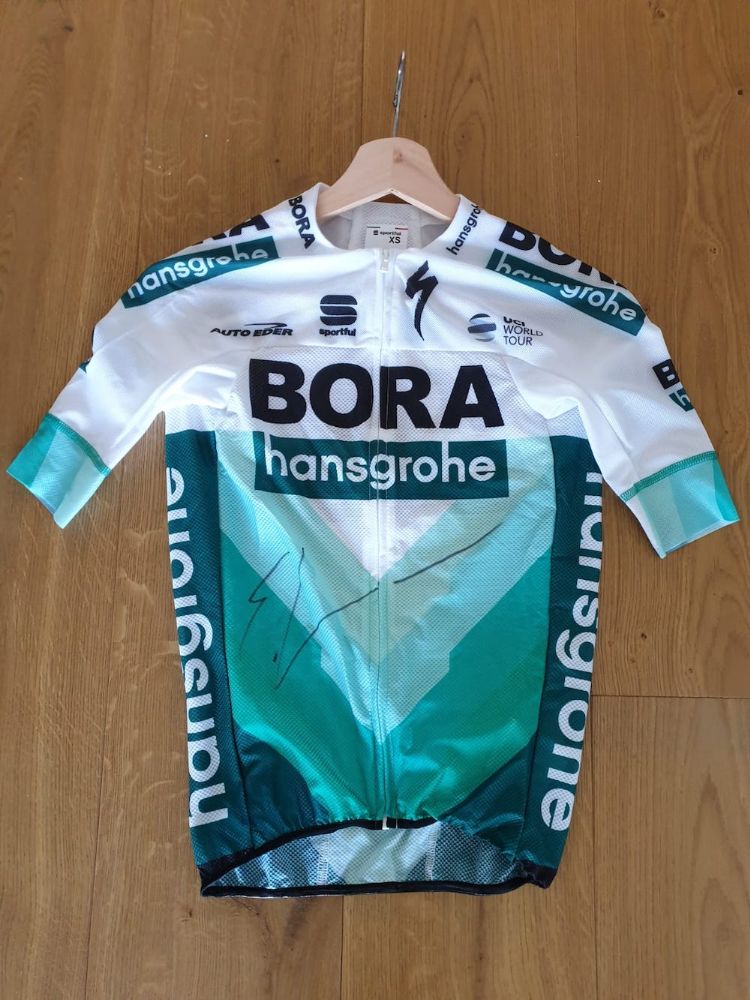 🚨 <a href="/EmuBuchmann/">Emanuel Buchmann</a>'s jersey can be yours!

➡️ Comment within 24 hours how much you'd donate to have this jersey (size XS), signed by Emu. 

The highest amount across all our channels wins!

All proceeds go towards <a href="/DKHW_de/">Deutsches Kinderhilfswerk</a> &amp; KJC Ravensburg, his first cycling club.

<a href="/oetztalcom/">Ötztal / Oetztal</a>