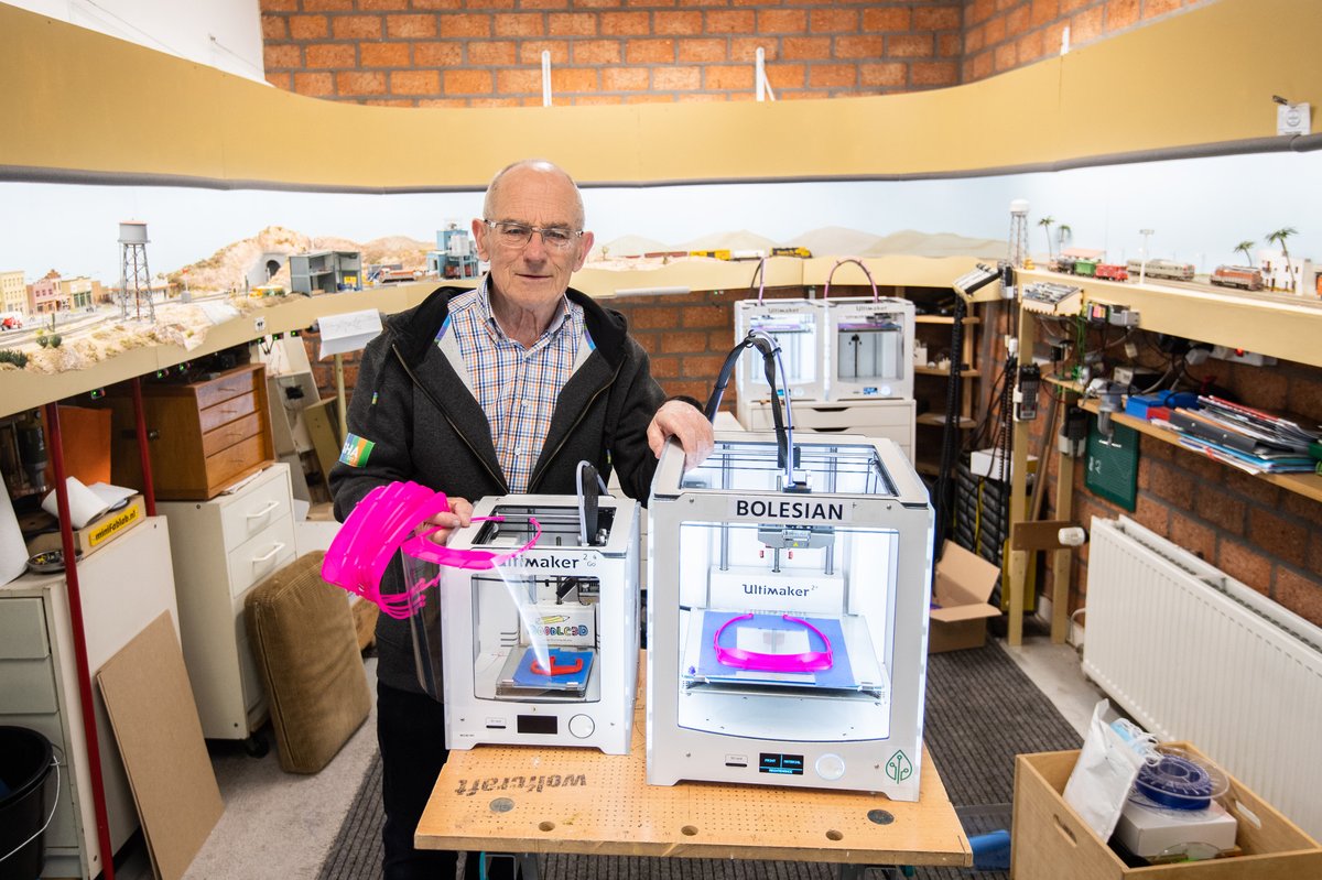 81-jarige Utrechter draait in garage overuren met 3D-printers om beschermingsmiddelen te maken voor de zorg duic.nl/algemeen/81-ja… via <a href="/duicnl/">DUIC</a>