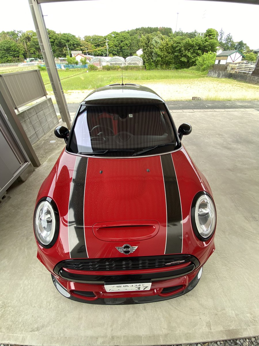 tatuJCW3232's tweet photo. 【コートテクト】フロントガラス
ドイツ車にも純正供給してるメーカーだけあって、値段は純正と同じだったけど、
まぁ信頼を買ったという感じですかね??
外からはそんなに変化なし。光の加減で若干紫色。
中から見ると上部分が青色で
夜間走ると確かに。遮光されてるのを実感する。
#COATTECT https://t.co/2asDyZLTfb
