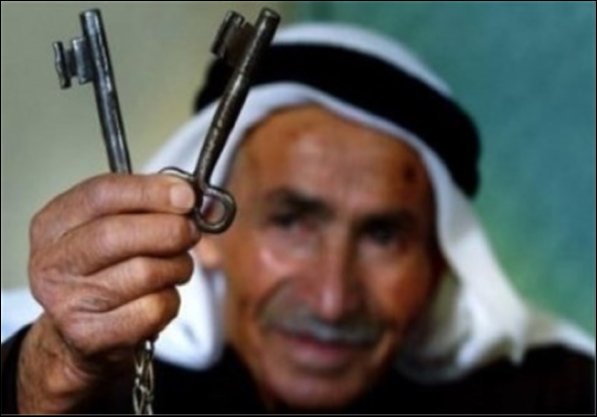 mersad_fa's tweet photo. هنوز کلید خانه هایشان را دارند چون به زودی به خانه هایشان باز خواهند گشت!

They still have the keys to their homes because they will be back home soon!

لايزال لديهم مفاتيح منازلهم لأنهم سيعودون إلى منازلهم قريبًا !

#QudsDay 
#Palestine https://t.co/4MWZfm5vGH
