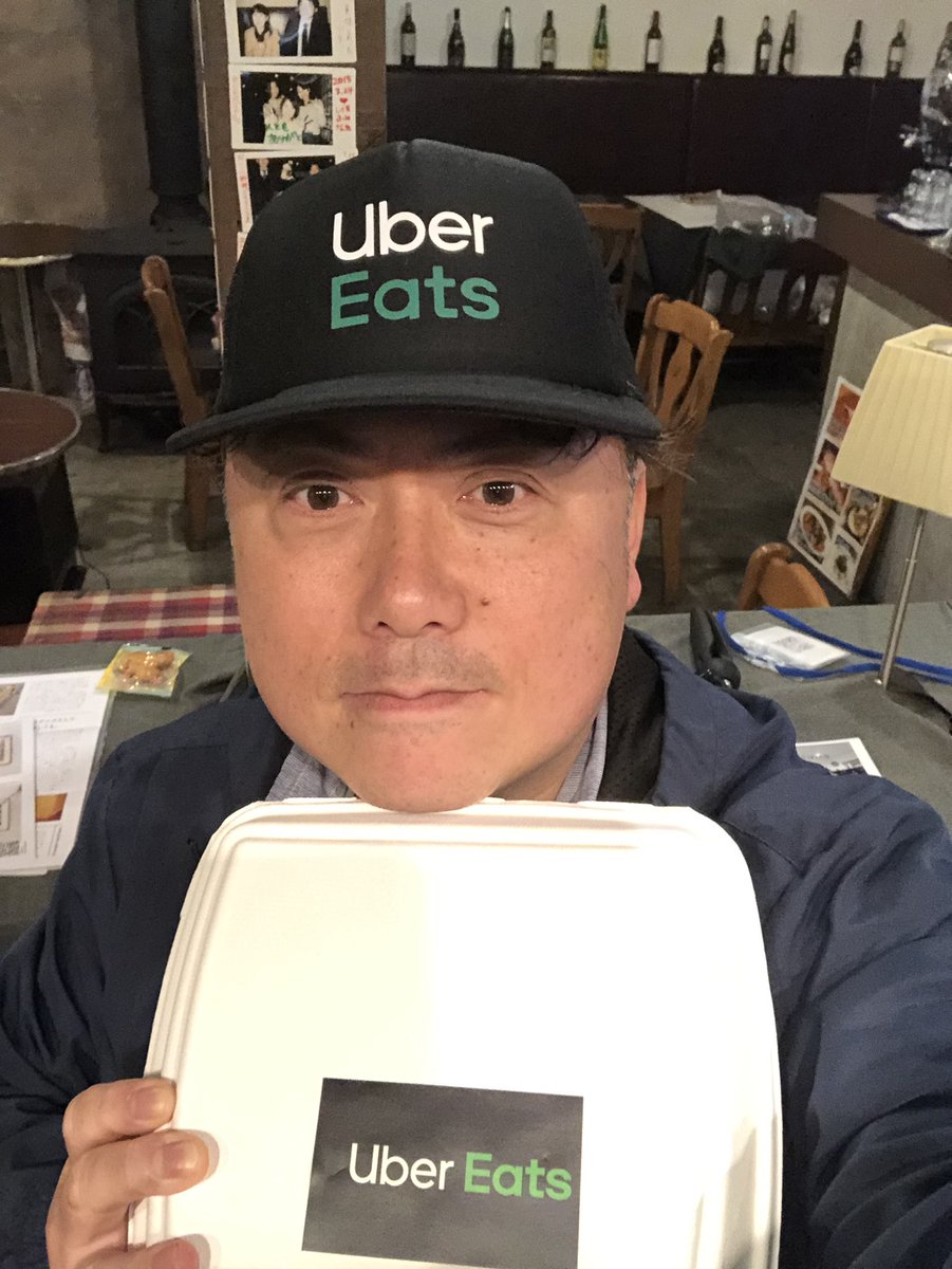 巷で話題のUber  eatsでテイクアウト！
福井ではまだまだ配達してもらえないので、雰囲気だけでも(笑)

「Uber eatsでーす」って持って帰ってみて下さい。うけるよ！

帽子とシール用意したので、ご希望の方弁当袋に貼っておきます😃