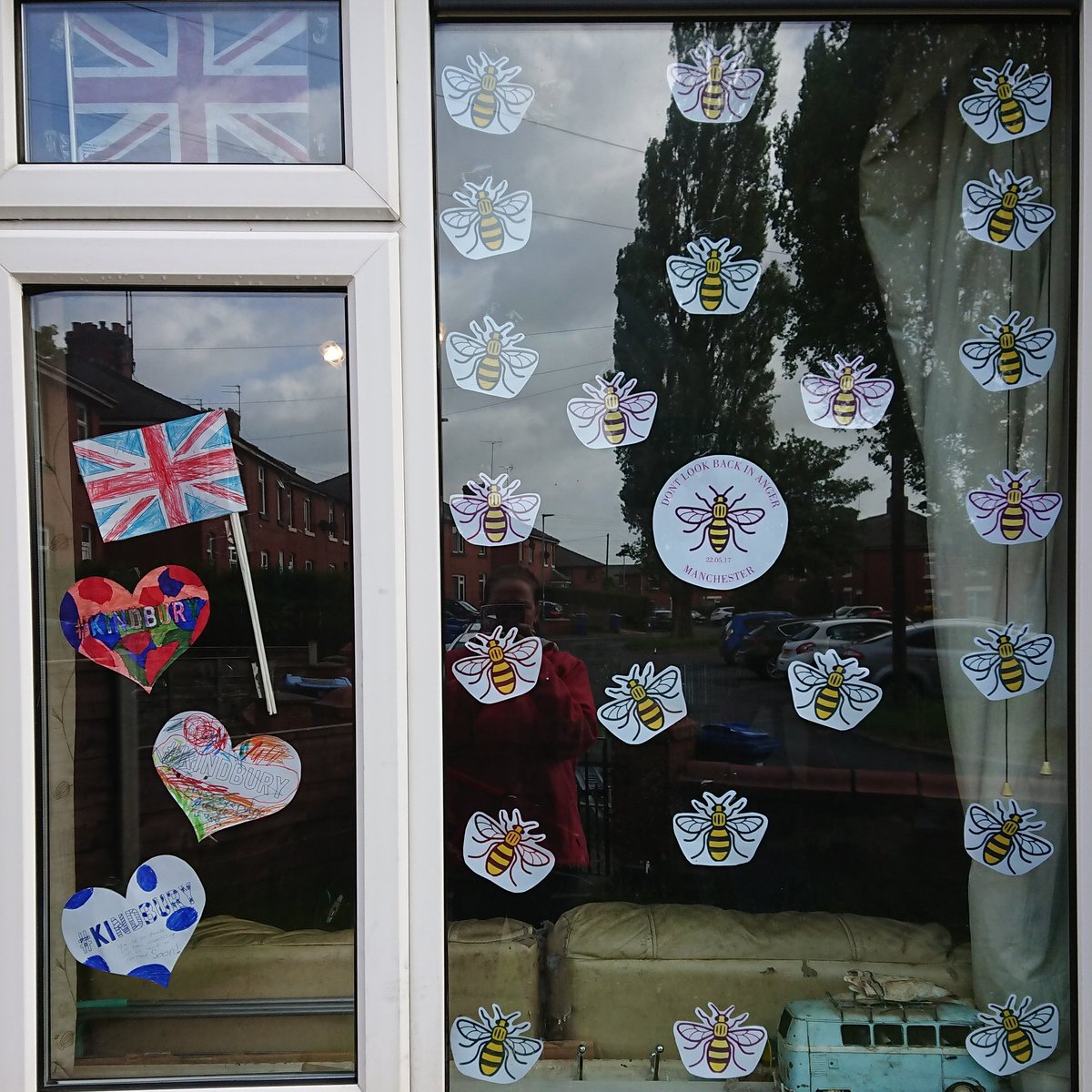AmoMusic86's tweet photo. @GMPCityCentre We stand together and will be joining you for the silence today.
We did a window display to honour the 22 angels
#rememberingtogether #RememberingManchester #ForeverUnited #ForeverManchester
#22Angels
#OneLoveManchester https://t.co/PNFOG1rvqd