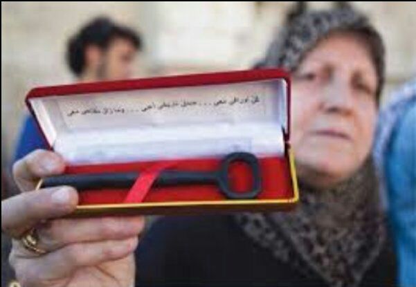 PqlSam's tweet photo. These keys are the only relics left of their lands.
#Palestine
 #QudsDay https://t.co/NHqGUzXmLD