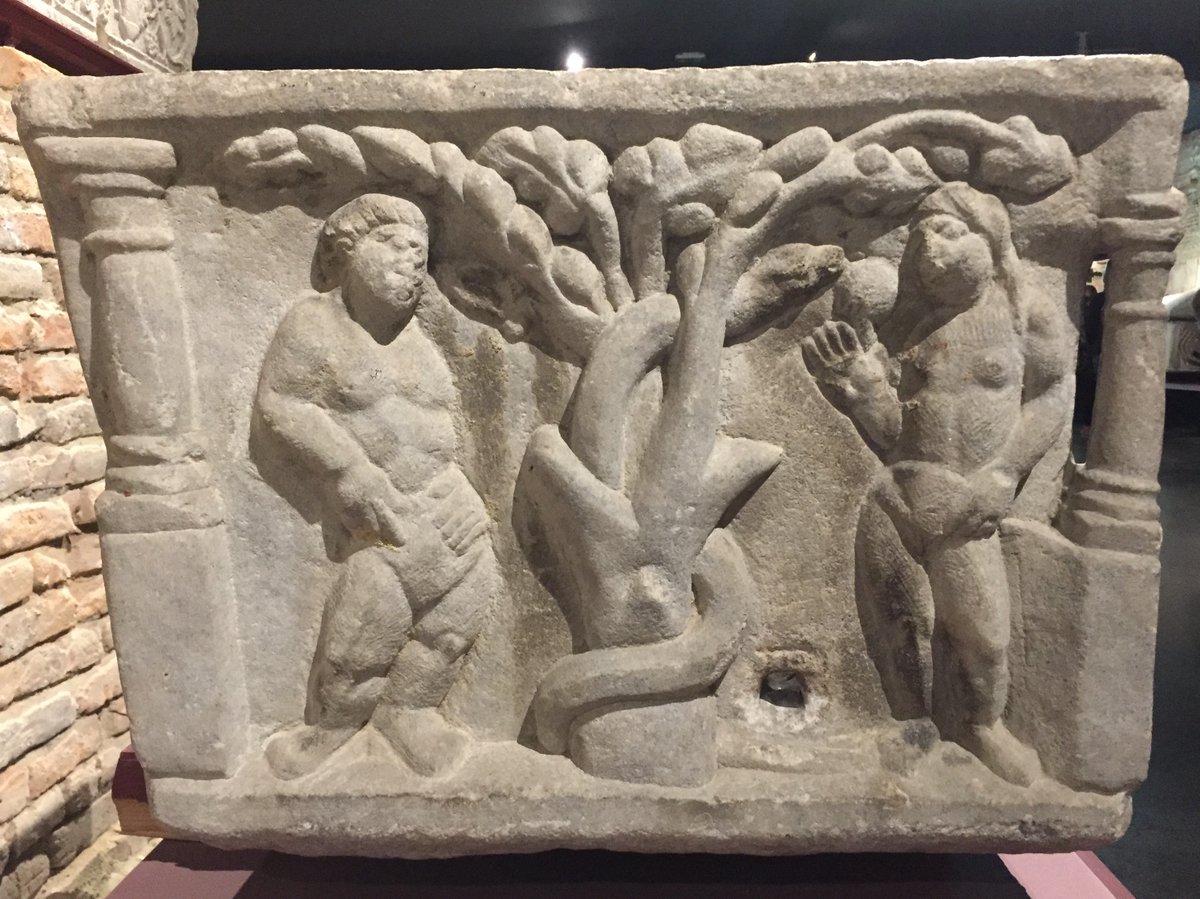 C’est notamment le cas sur les sarcophages paléochrétiens. Sur l’un d’eux trouvé à Auch dans l’ancien prieuré Saint-Orens, sur un des côtés, Adam et Eve sont représentés de part et d’autre d’un pommier, Eve cueillant le fruit défendu. @christelmoninie /  @wikicommons