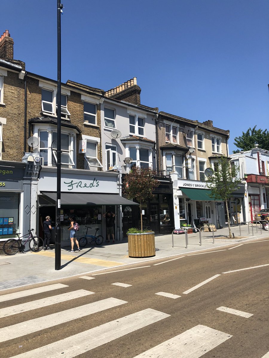 Great to see @Freds_London open again yesterday🎉lots of people popping by &amp; saying hello to this popular cafe-can now grab your coffee ☕️&amp; then move down 20 metres to wait in the queue @jonesofbrockley for all  your treats/goodies #Support #KeepOurIndieBizGoing