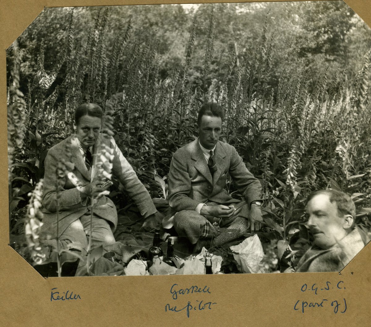 the War Disposals Board, and hired an aeroplane - an Avro - from De Haviland. The Avro came with a pilot, Capt. Gaskell (centre in the photo). They got permission to base themselves at RAF Weyhill, nr Andover. [Photo: Institute of Archaeology, Oxford Crawford Coll] (3/x)