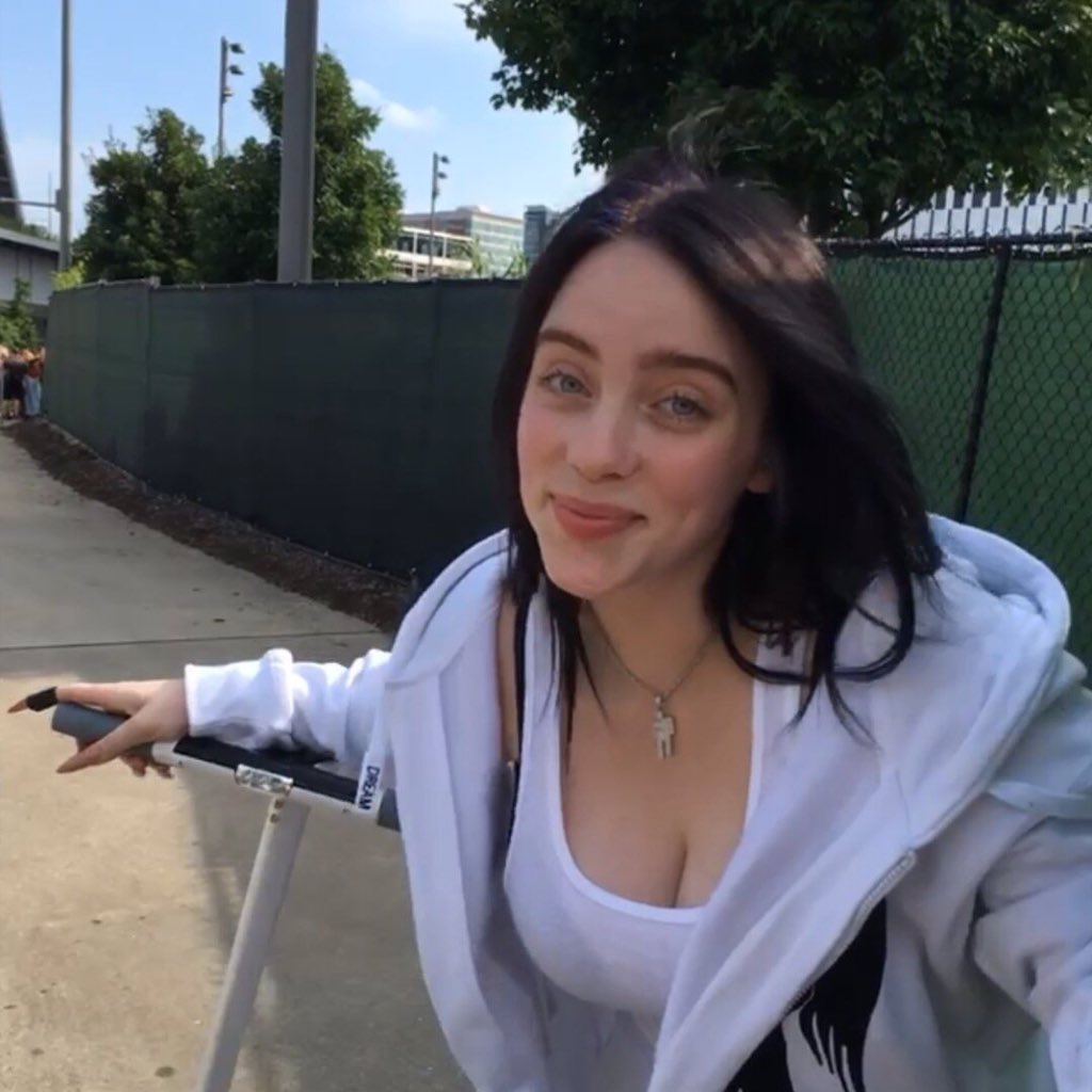 Hotcelebritie13's tweet photo. Billie Eilish with them big tits grr she so cute😍😍🥵🔥💦💦💦🍆 https://t.co/8AL7yLVOCP