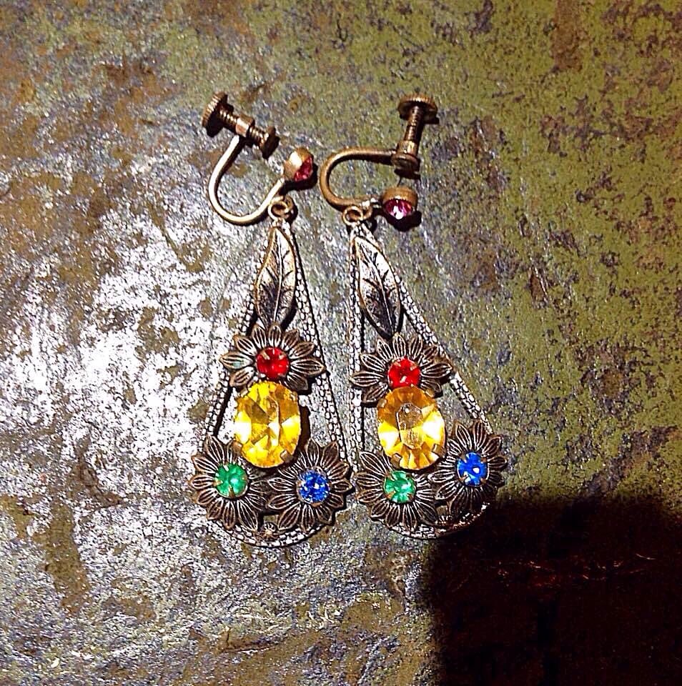 eversleybarn's tweet photo. #bohemianearrings #bohochic #vintageearrings #vintagenecklace #oillamps #brassoillamps #chinesestand #oldclocks #wallclocks #eversleybarnantiques #judismithantiques https://t.co/kE5ct3vWAm