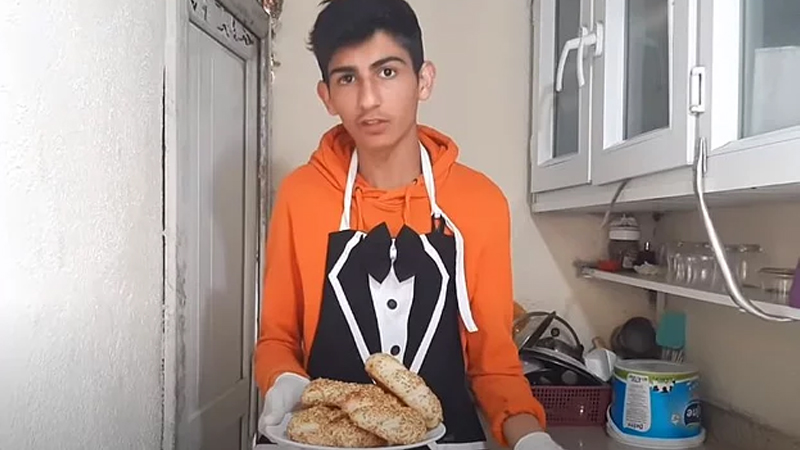 Küçücük mutfağında yemek videolarıyla Instagram fenomeni olan Taha Duymaz: Fakirsin, telefonun berbat diye çok linç yedim!
t24.com.tr/haber/kucucuk-…
