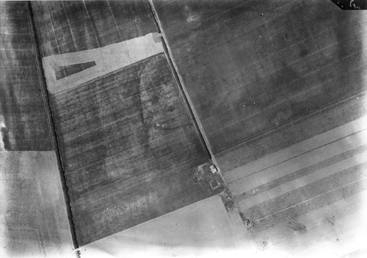 'streak-sites'. Yes they were. They called this one 'Sparrow Croft', the name of one of the fields in the photograph. [print in the HE Archive ALK 7429/226, 12th July 1924] (7/x).