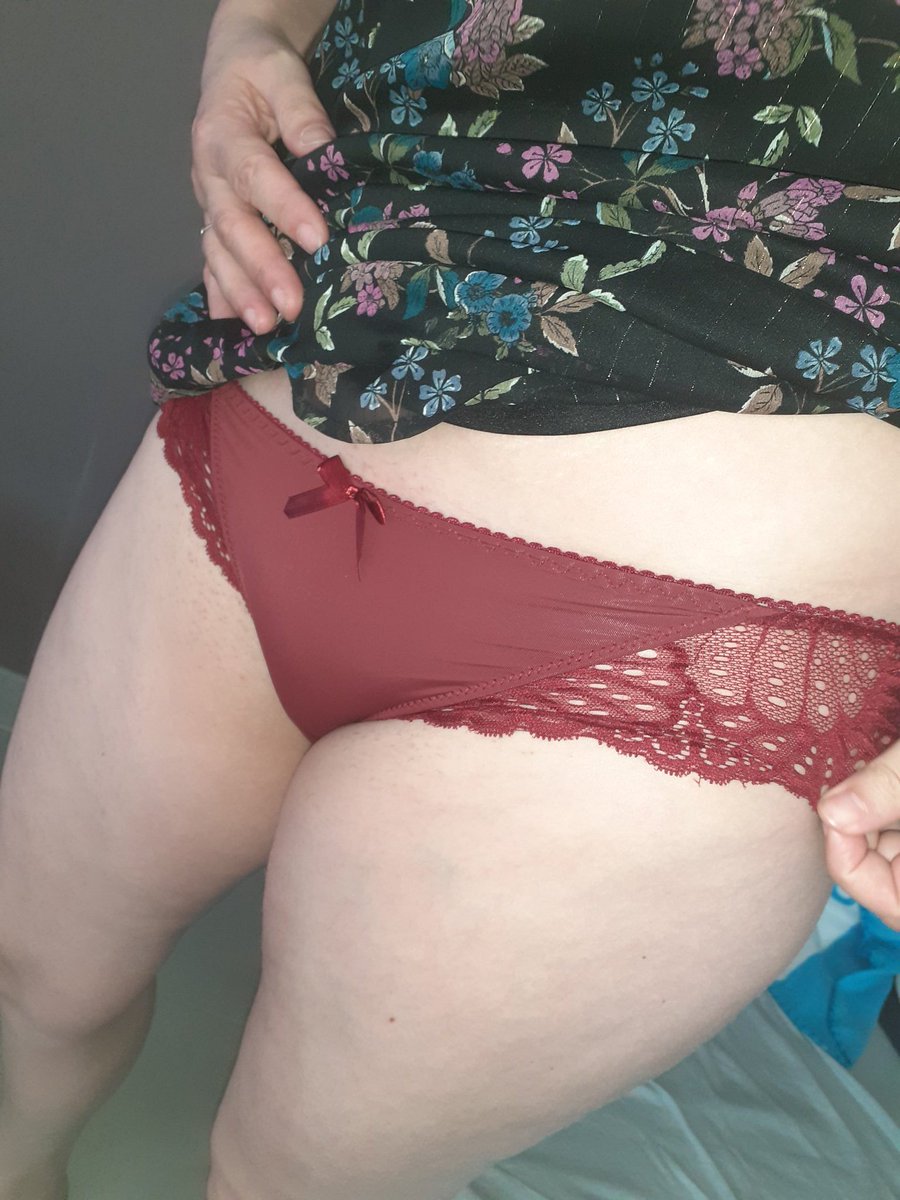 Üyemizin azgın eşi kim karımı sikmek ister diyor yorumları okuyorlar beraber