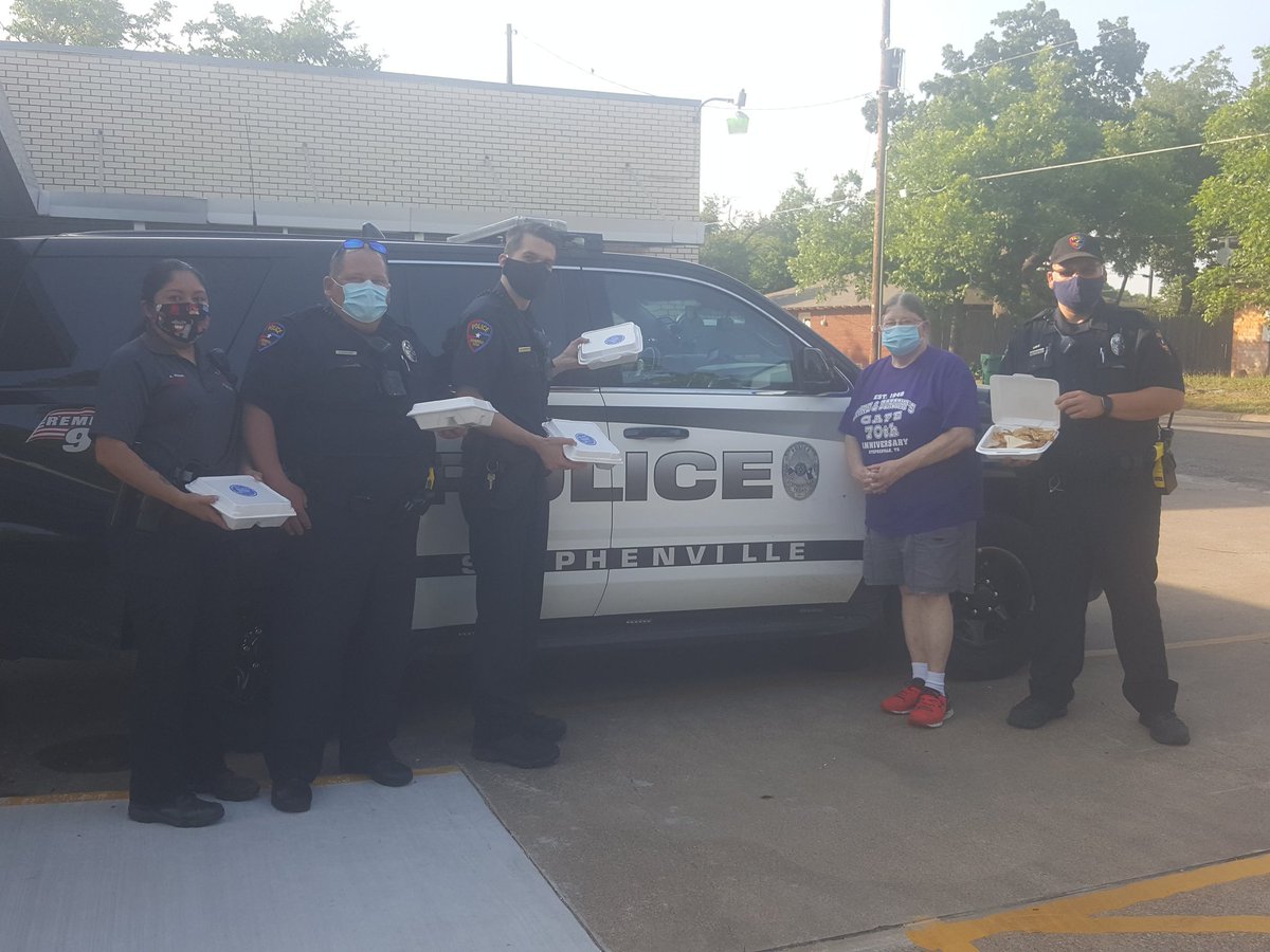 Jakescafe's tweet image. Delivering cfs to our Stephenville Police Department..#FeedTheFirstResponders 
#TXRestaurantReliefFund #BCBSOFTEXAS We appreciate all of you!  #staysafetexas