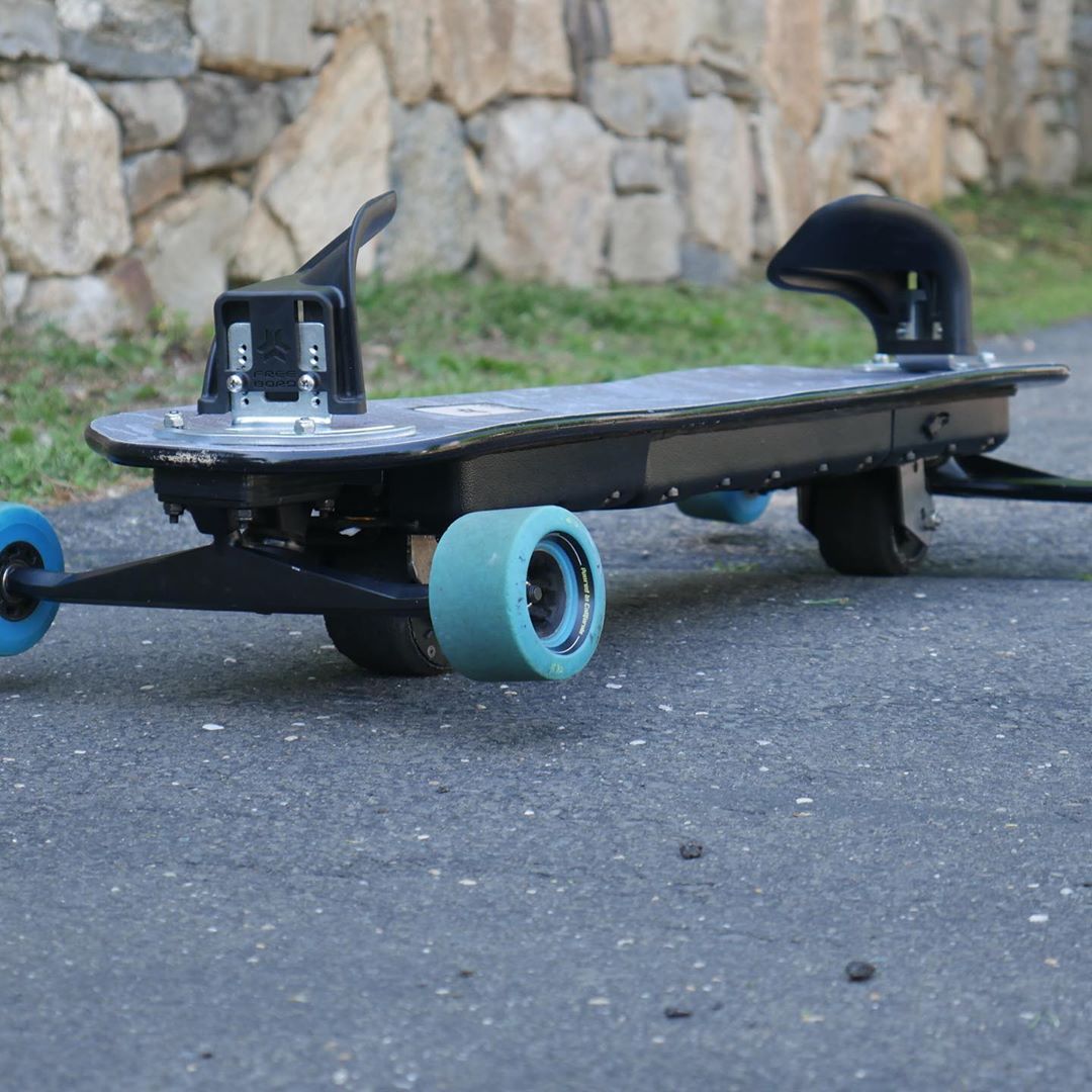 sjsfb_'s tweet photo. Big news for freeboarders. A second electric freeboard company #drftb (still unreleased) changed their single caster design to a double caster design. This is going to be sold as a kit that can change a normal freeboard into an electric freeboard! @slidejumpjd is their first pro! https://t.co/GF5aMNHHqF