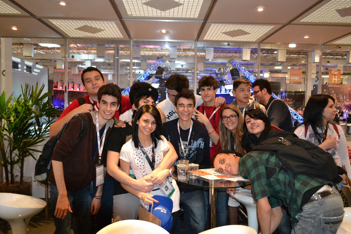 YouVlogsBR's tweet photo. #BGS2013 @Inemafoo @OficialDJLeo @nofaxu @BaixaMemoria @LoiraNoob muuuuita gente https://t.co/xH9i7CtrkU