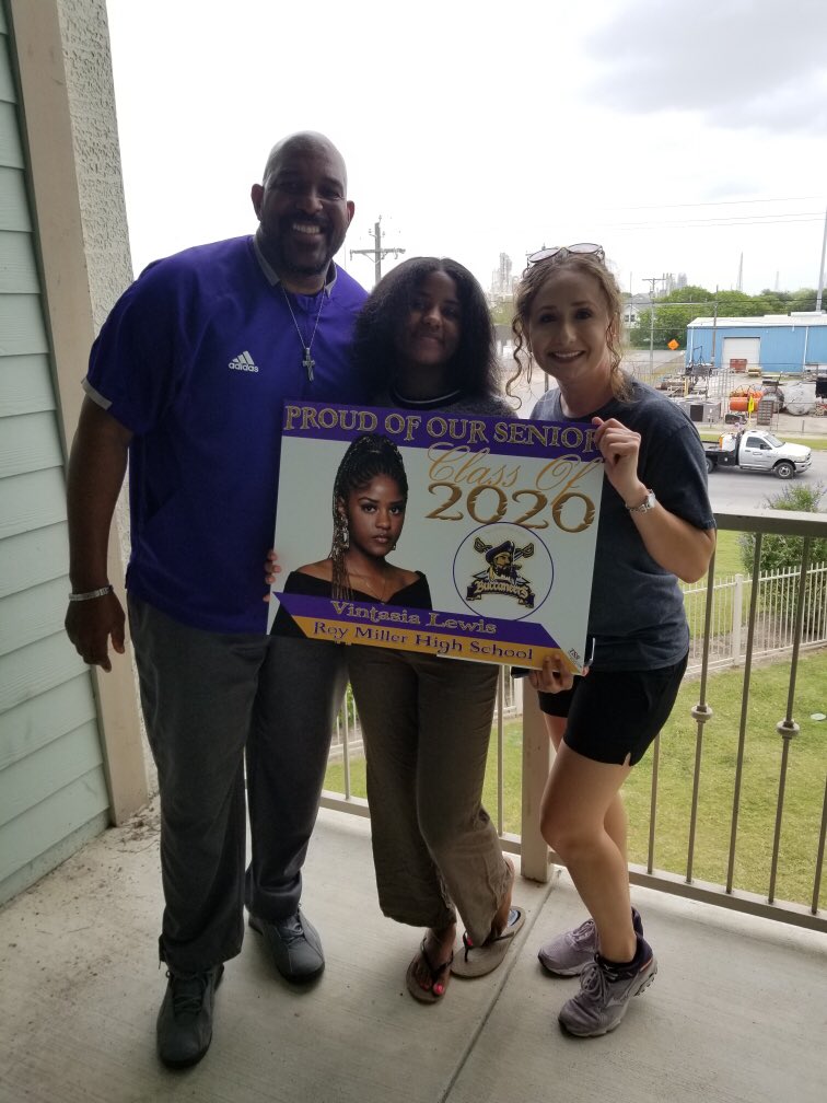 BucsHs's tweet photo. We love our PTA parents who purchased yard signs for the “First in Family” graduates and joined us to surprise students at homes. Nurses, teachers, clerks and others took time to  brighten the days of the seniors by delivering their personalized signs. Teamwork! Go BUCS! @ccisd https://t.co/LrlLUmoEVm