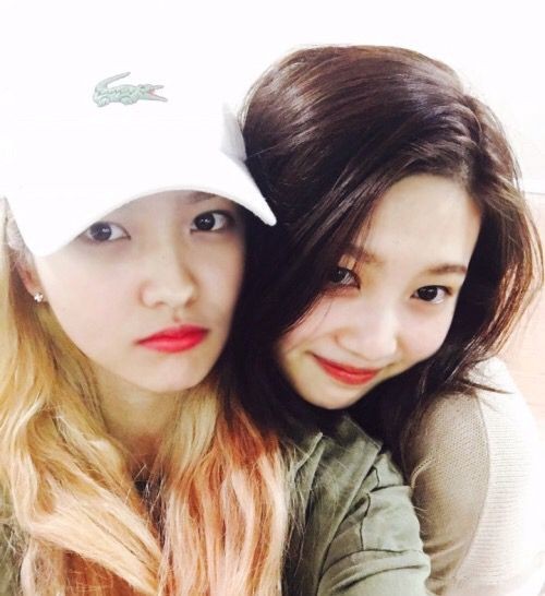 joyri pictures but they get older as you scroll : a thread!