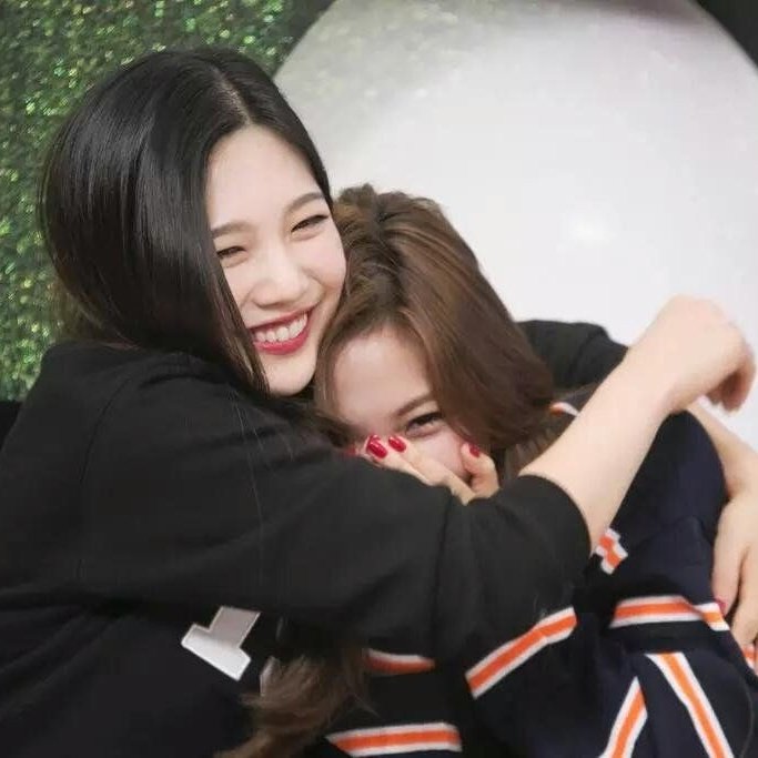 joyri pictures but they get older as you scroll : a thread!