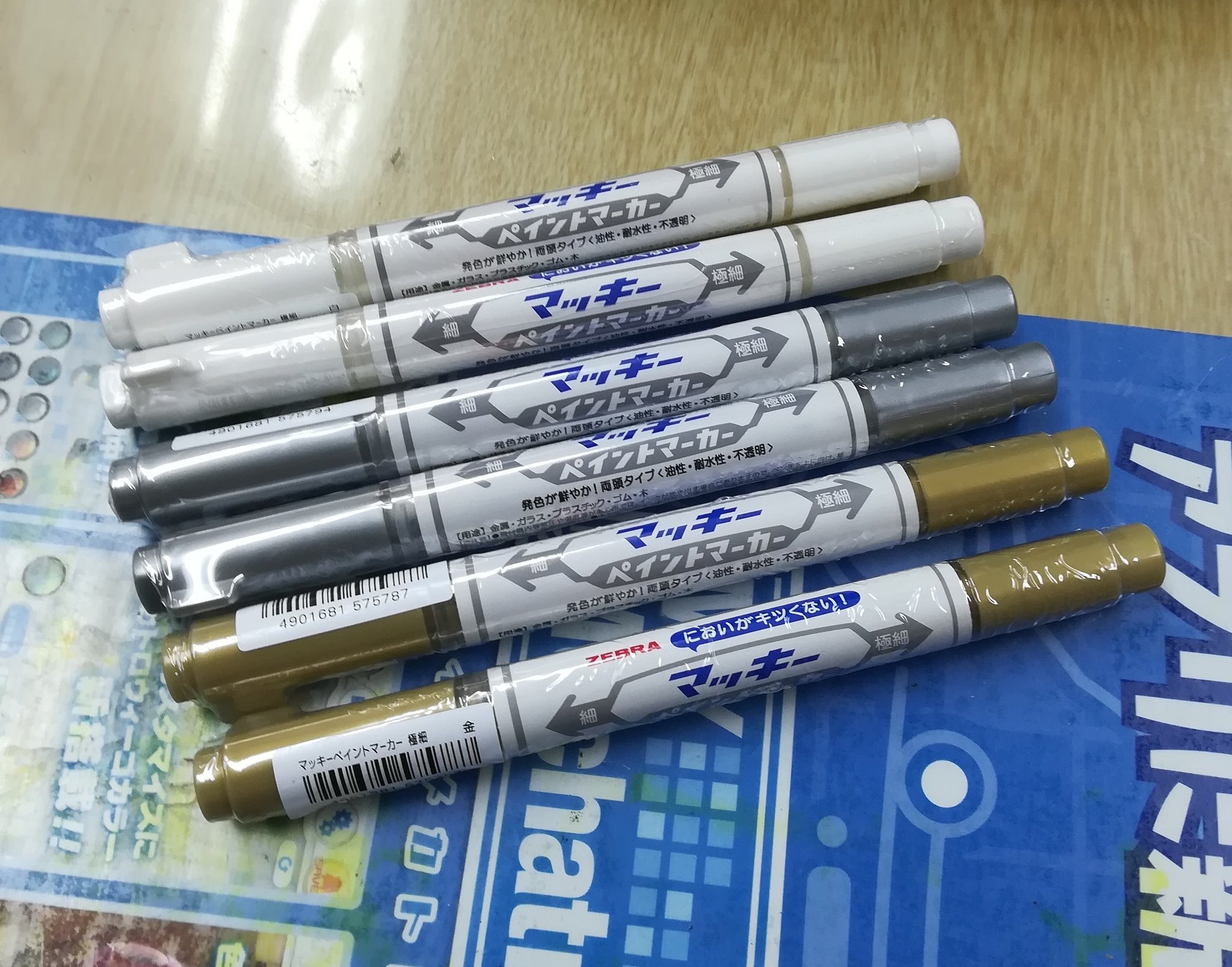 タギミの店長 ちなみに マッキーペイントマーカー の 金 銀 白 は そんなに珍しい文房具ではないと思います 普通の文房具屋さん 画材店 大型書店の文房具売り場などでも取り扱いがあると思いますので 上記のお店にも立ち寄ってみて下さい
