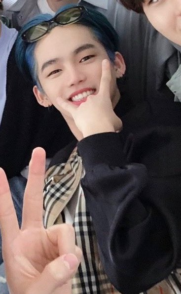 TongTong_Nps's tweet photo. ชอบมากเลยเวลาฮยอนซอกเอาแว่นไว้บนหัวเนี่ย มันคันหยุบหยิบในหัวใจ https://t.co/K3XHqvnyTH
