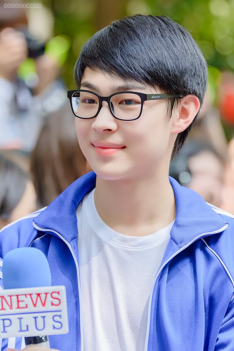 When boompeak came as cameos in WhyRU, people said that they looked glowing now.But I think this boy already looked glowing since the first time I saw him. bbboomclap I remember he was sleepy that morning you could see his panda eyes. Yet he looked this shiny soft. Uwu 