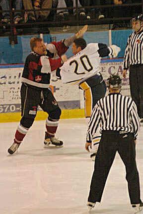 4thlineVoice's tweet photo. #TBT
#QSPHL Heavyweight Title Bout
Link Gaetz vs Patrick Cote https://t.co/5AcNCPWP8j