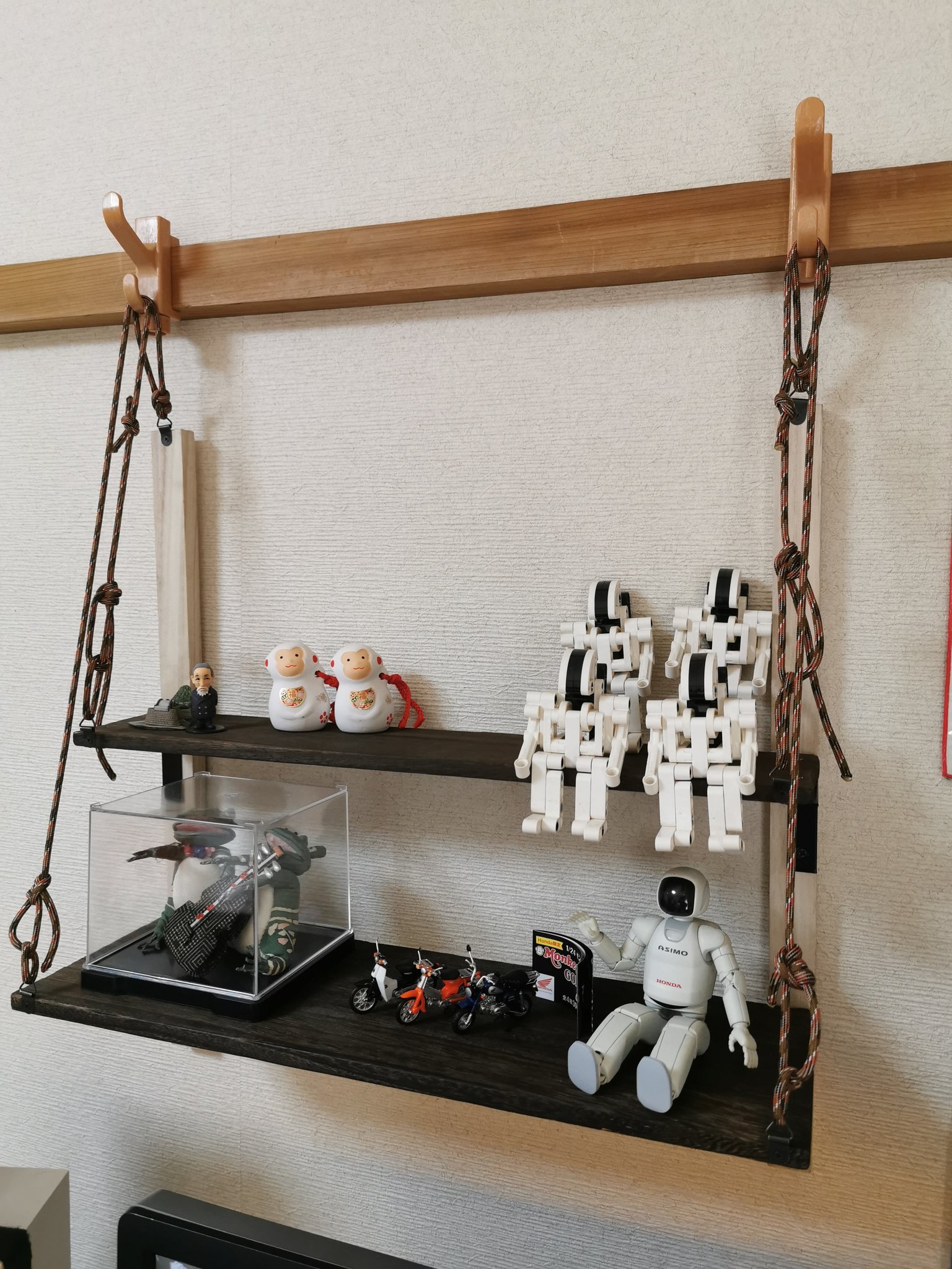 Joe こーすけ Diyで飾り棚つくりました 材料は100均の木材 棚受けステーとパラコード 鴨居フックにぶら下げてるだけです 強度無いと思うし雑な作りだから あまり高価なもの 重いものは載せられませんね なぜか申年の干支置物がずっとある