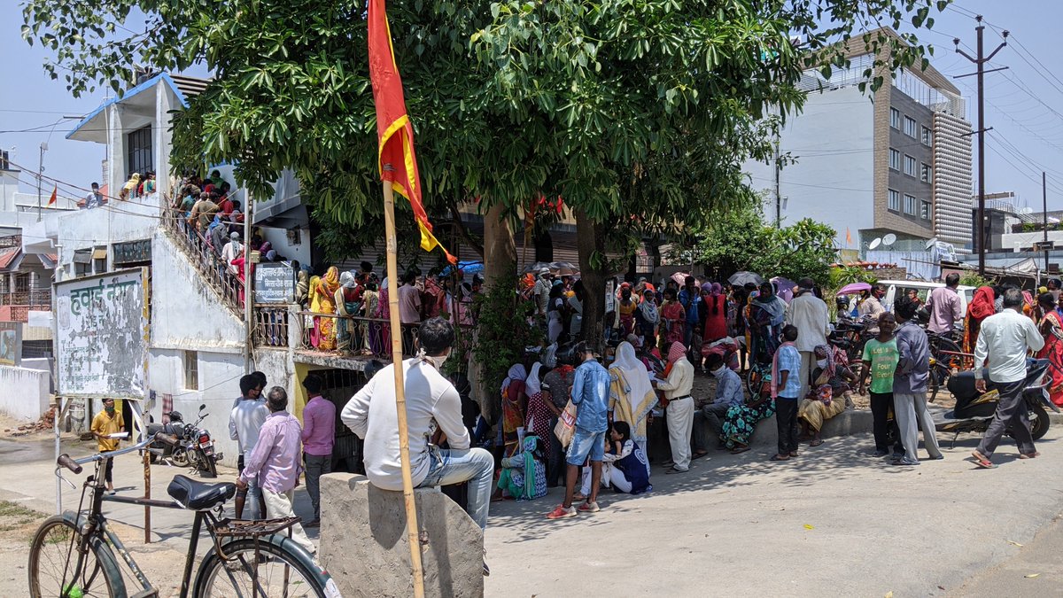 This is 5 minutes back at Birsa Chowk, Ranchi right next to Hotel Raso at a rural bank. 
<a href="/DC_Ranchi/">DC Ranchi</a> <a href="/ranchipolice/">Ranchi Police</a> 
This is unlike social distancing.
