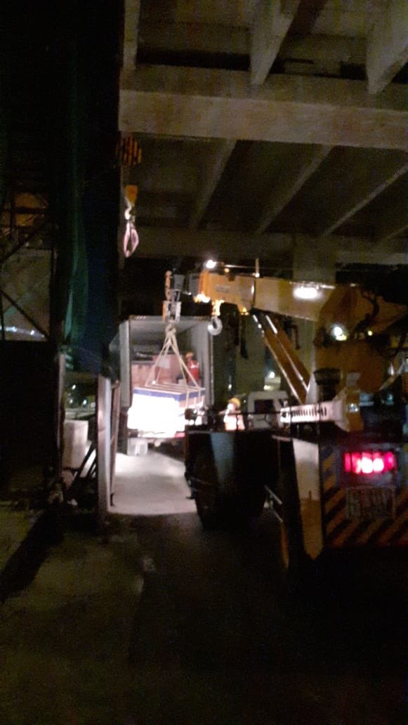 mumbai_2's tweet photo. 3 containers carrying 1 Escalator unit unloaded at Goregaon East(Mahanand) station yesterday night. Total 31 escalators are at site now. Installation started. https://t.co/fwcbd3xHB1