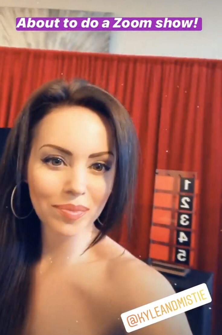 MistieKnight's tweet image. Bringing our magic to you via #Zoom! @KyleandMistie For more info visit knightmagic.com #VirtualMagic #virtualshow #magician