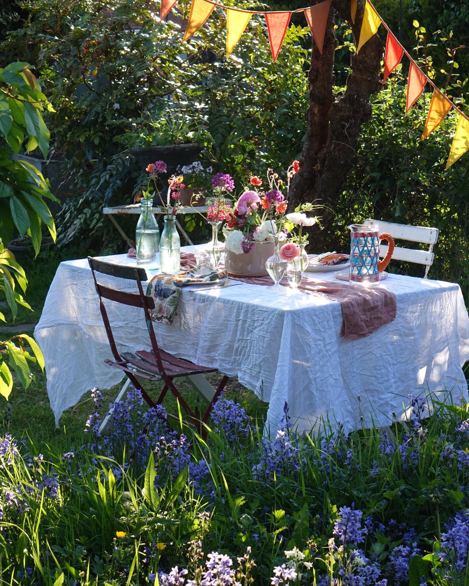 🌿#stylingsomechelseamagic 🌿get the details on how I styled my garden table for #chelseaweek via my 1st ever IGTV video #selinalakegarden #inspiredbychelsea #rhschelsea  #selinalakestyling @the_rhs #virtualchelsea #floralfriday  @talkingtables_tt <a href="/gpjbaker/">GP & J Baker</a>