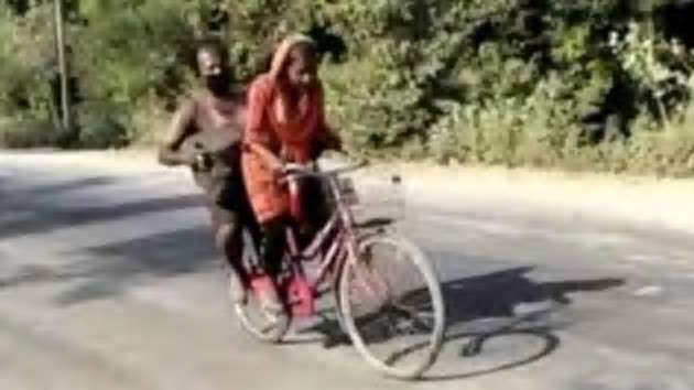rujuta_r's tweet photo. When there is a will there is a way.. Hats off to this 15 year old girl who cycled 1200 km on bicycle taking her father pillion.. #FatherDaughterLove #strongchild #daughters
https://t.co/hf8PUqNpzL https://t.co/rmIaH3UHBh
