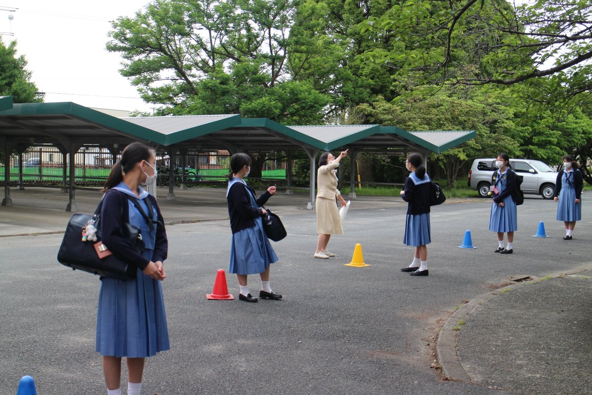 福岡女学院 福岡女学院中学校 高等学校では分散登校が始まり 久しぶりに笑顔溢れるキャンパスが戻ってきました 生徒たちは 少し緊張した面持ちで校舎に入る前の指導を聞き 久しぶりに会う友達や先生方と顔を合わせると嬉しそうな表情を浮かべていました