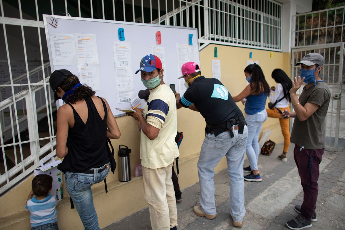3. Quienes no tienen acceso a internet, frente a la escuela copiando la tarea en Caracas, Venezuela.