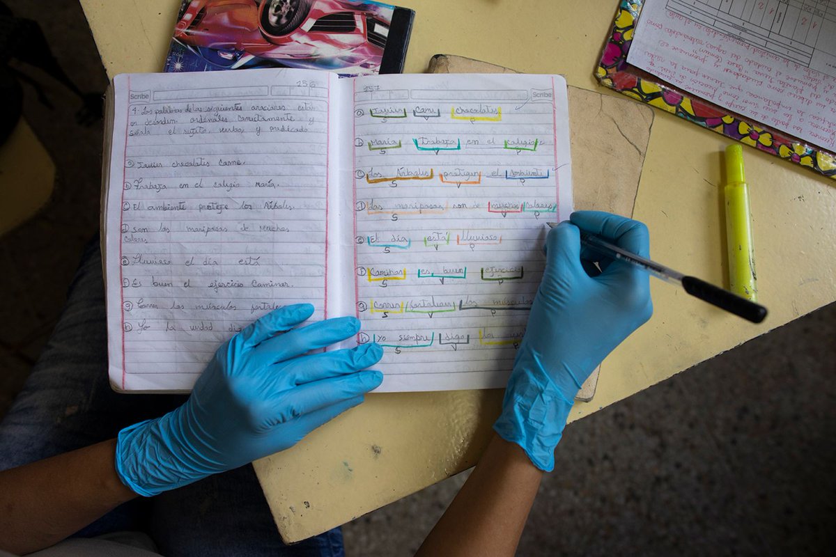 8. Docente corrigiendo deberes en Caracas, Venezuela.