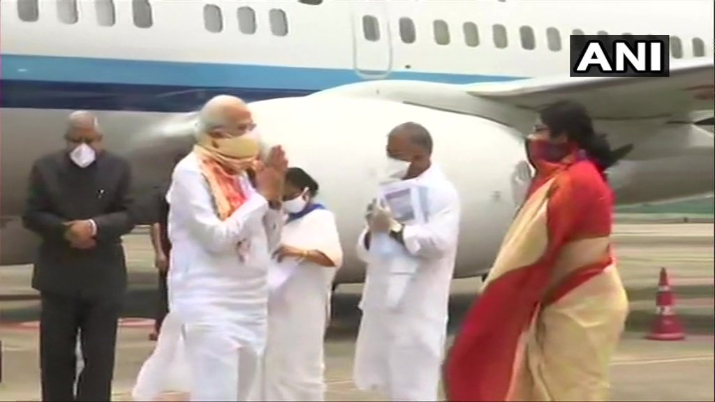 deyrashmirph's tweet image. अम्फान तूफान से प्रभावित इलाकों का दौरा करने बंगाल पहुंचे प्रधानमंत्री श्री नरेन्द्र मोदी जी 🙏🙏

@narendramodi @BJP4India @BJP4Bengal 

#CyclonAmphan
#CycloneAmphanUpdate