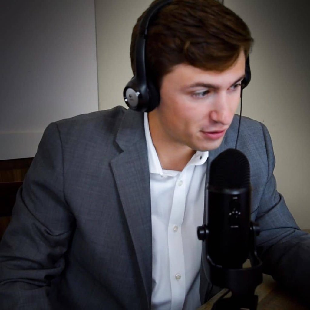 LouisRecce's tweet image. Here’s a picture of me and my dented microphone. Maybe a good analogy would be that no trading strategy is perfect, but that as long as it works for you, that’s all that matters! .

Fortunately, although my microphone is dented, it still does the trick. Plan your trade.