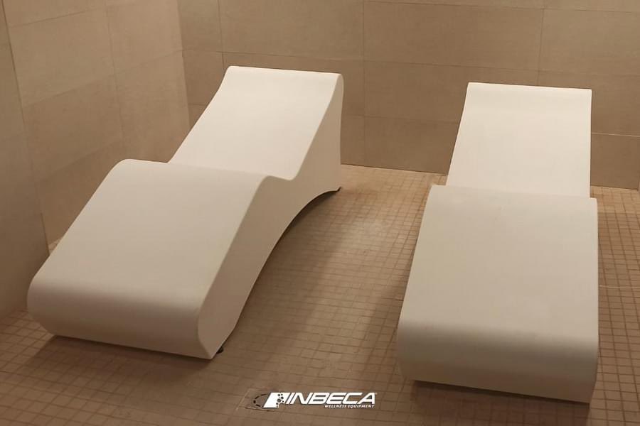 InbecaGrup's tweet photo. La tumbona térmica es un excelente complemento a un circuito de aguas y el solid surface, además de aportar belleza  al diseño, evita la proliferación de virus i bacterias. #spa #gym #inbeca https://t.co/4f6ijrq3EO