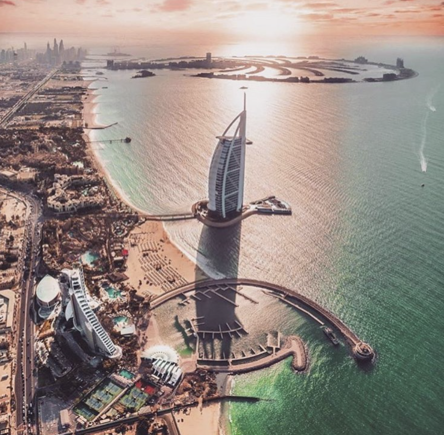SurkusUAE's tweet photo. ✨Wishing good health, joy, prosperity and happiness to you and your loved ones this Eid. 

Eid Mubarak all ✨

#eidmubarak
#eid2020
#uae #dubai
#burjalarab
#dubaiskyline

📸: @dubai_midnight https://t.co/W9FYlkmhhP