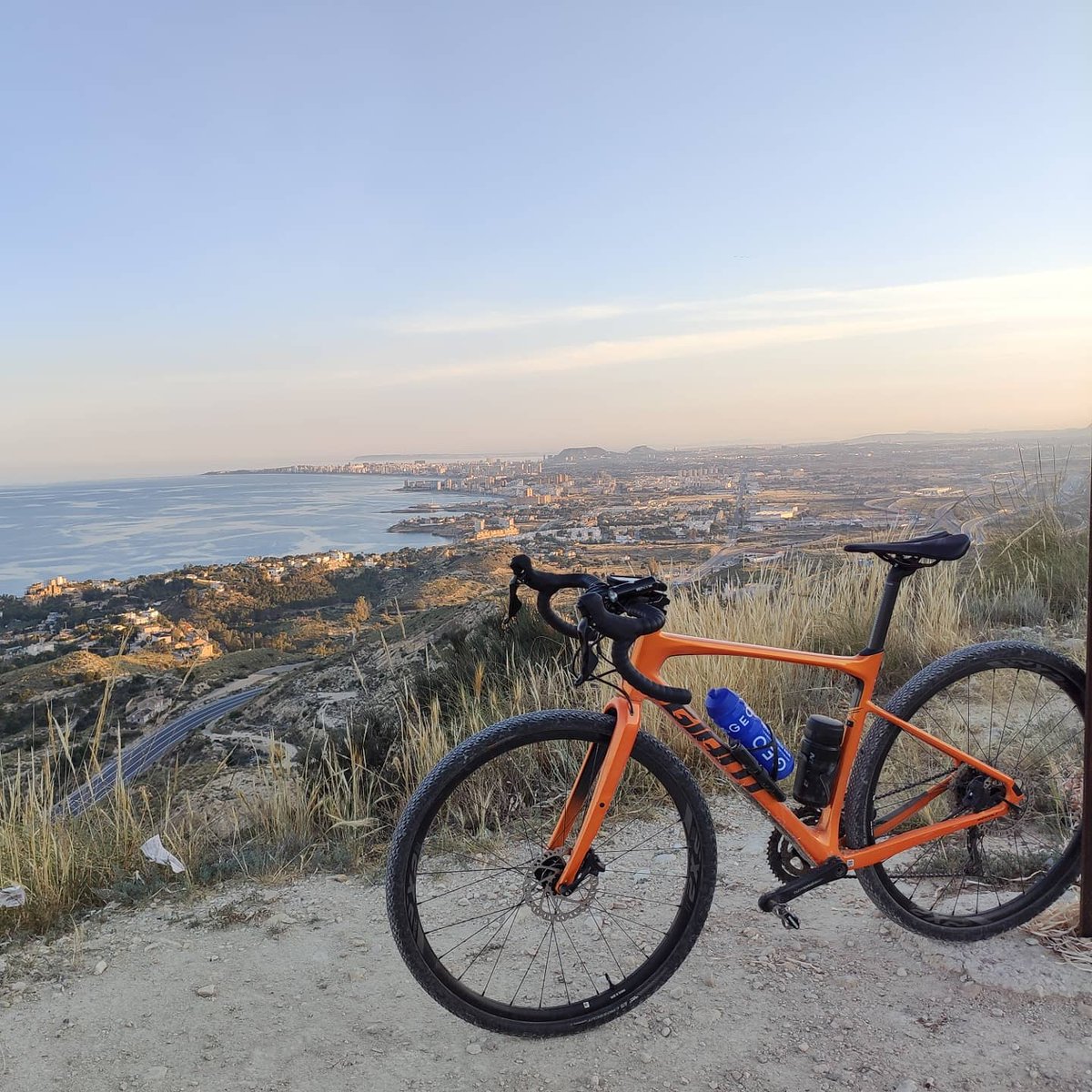 Ivorra35's tweet photo. Ruta de gravel 😁🚴☀️⛰️
@fasterwear
#fasterwear #soyfaster #ciclospro #cycling #cyclinglife #cyclist #reto #road #roadbike #sport #bicicleta #giant #giantbikes #giantrevolt #gravelalicante #retodravet #gravelcrusher #geonutricionprofesional
https://t.co/1U4pBYCy8V https://t.co/Ct3vdtVYeU