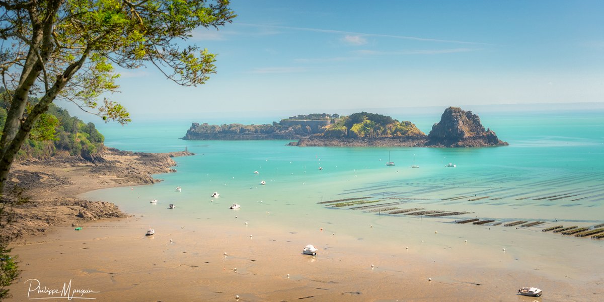 Une journée magnifique 😎 à #Cancale sur la #côtedÉmeraude qui porte plutôt bien son nom. Ici, une partie des parcs à huîtres qui apparaissent à marée basse, l Île des Rimains, l'îlot du Châtellier et le Rocher de Cancale. On en prend plein les 👀en #Bretagne - #IlleetVilaine