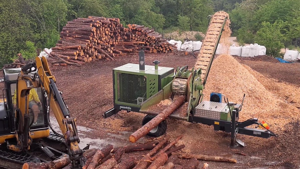 PEZZOLATO_SPA's tweet photo. PTH 500 M Pezzolato drum wood chipper driven by John Deere engine

#johndeere 
#catexcavator 
#caterpillar 
#pezzolato
#woodchipper
#broyeur
#cippatore
#renewableenergy 
#biomass 
#biomassa 
#cippato
#дрова
#madeinitaly
#sustainability https://t.co/McfbhXlCvj