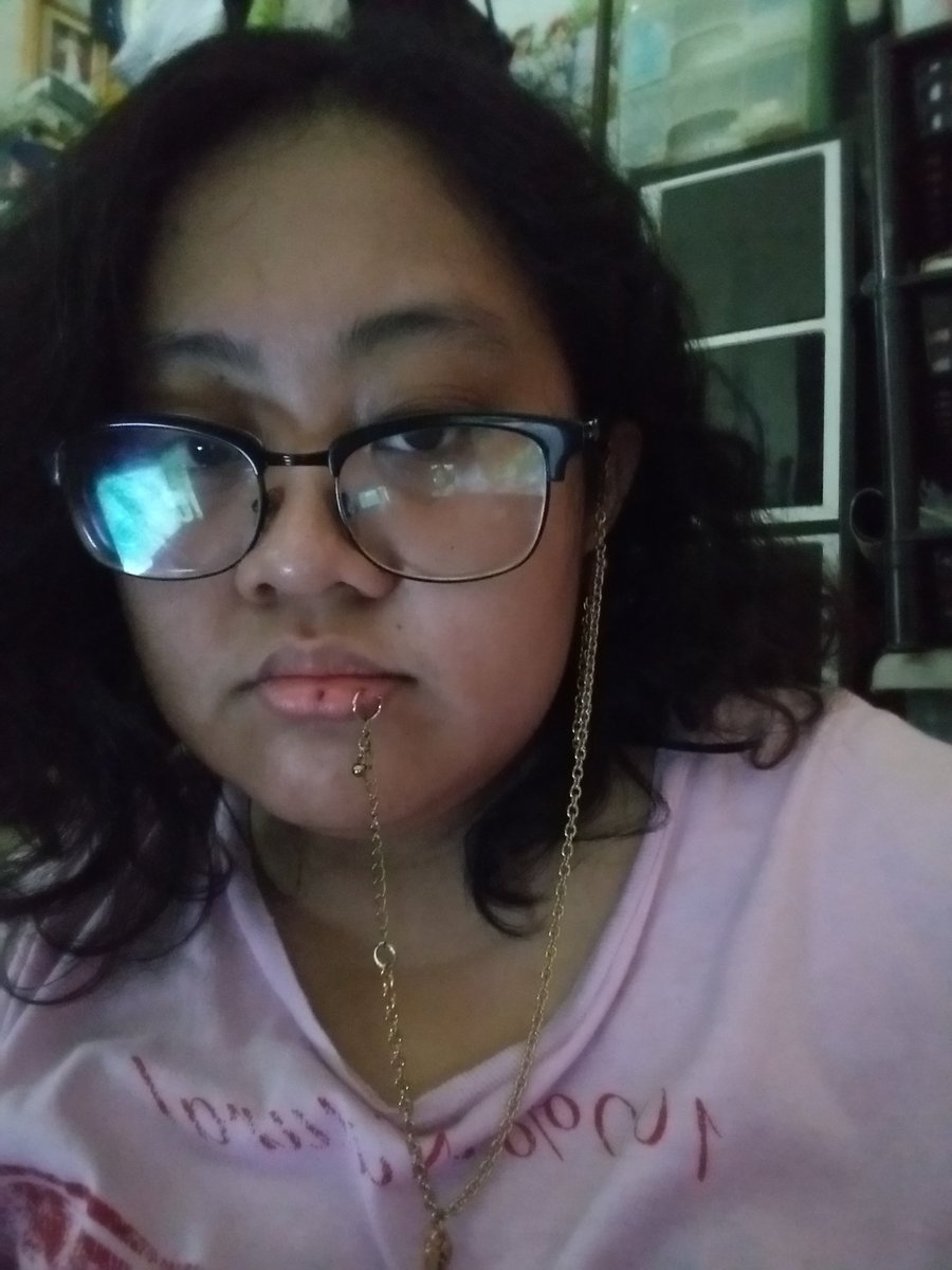 notsocoolpat's tweet photo. May sugat na naman labi ko kasi binalatan ko. Ginaya ko nalang si Baekhyun. #c0splay #kp0p #edgyasfuck #g0th https://t.co/aNNlBXb1r3