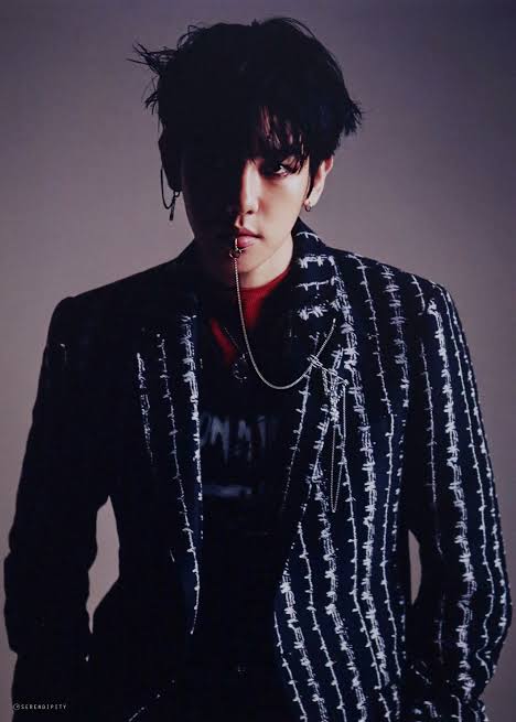 notsocoolpat's tweet photo. May sugat na naman labi ko kasi binalatan ko. Ginaya ko nalang si Baekhyun. #c0splay #kp0p #edgyasfuck #g0th https://t.co/aNNlBXb1r3