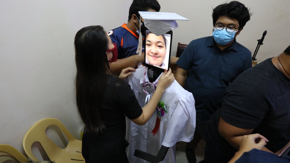 PhilstarNews's tweet image. Graduating in the time of COVID-19? 🎓

Taguig City's Senator Renato Compañero Cayetano Memorial Science and Technology High School conducts a virtual graduation ceremony using toga-clad robots. 🤖

📷 The STAR/Walter Bollozos