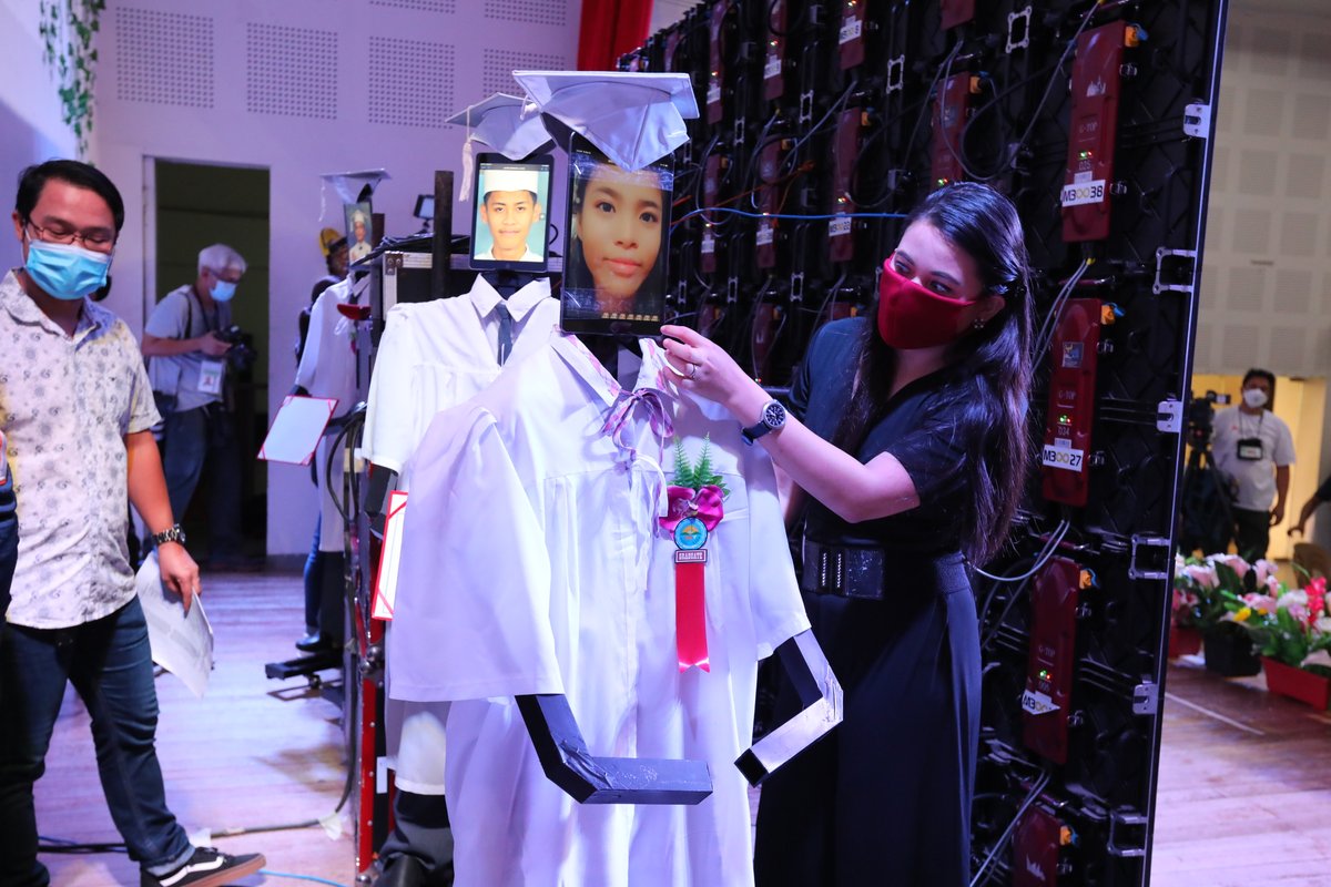 PhilstarNews's tweet image. Graduating in the time of COVID-19? 🎓

Taguig City's Senator Renato Compañero Cayetano Memorial Science and Technology High School conducts a virtual graduation ceremony using toga-clad robots. 🤖

📷 The STAR/Walter Bollozos
